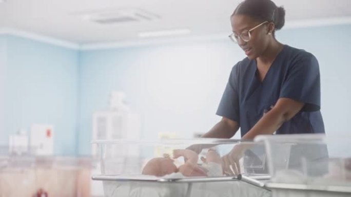 妇产医院病房: 友好的黑人护士长照顾新生婴儿。非洲儿科医生在托儿所进行检查时将婴儿放回摇篮