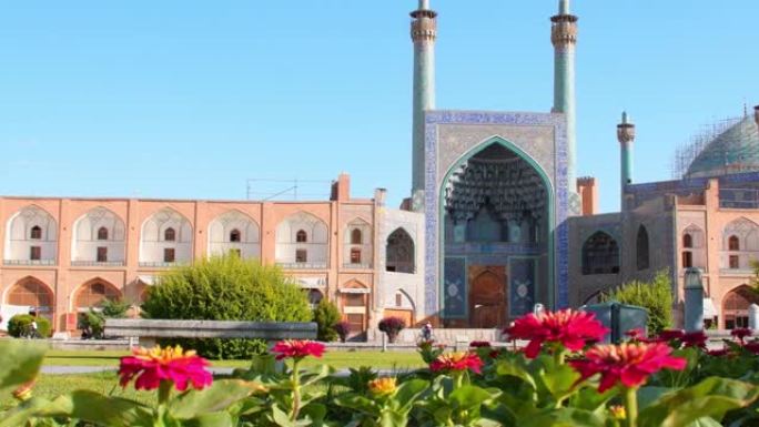 伊朗伊斯法罕-5月15日，2022: 进入星期五清真寺，伊斯法罕的贾梅清真寺，花园前景