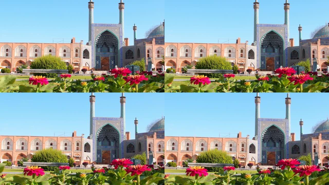 伊朗伊斯法罕-5月15日，2022: 进入星期五清真寺，伊斯法罕的贾梅清真寺，花园前景