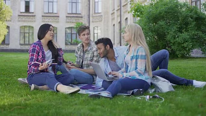 高年级学生交流，在户外校园休息，教育