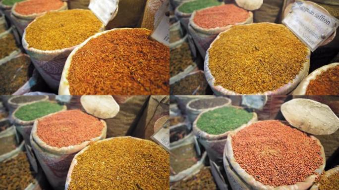 传统埃及市场的香料，集市。彩色和东方商店，配有草药和不同语言的香料描述标志