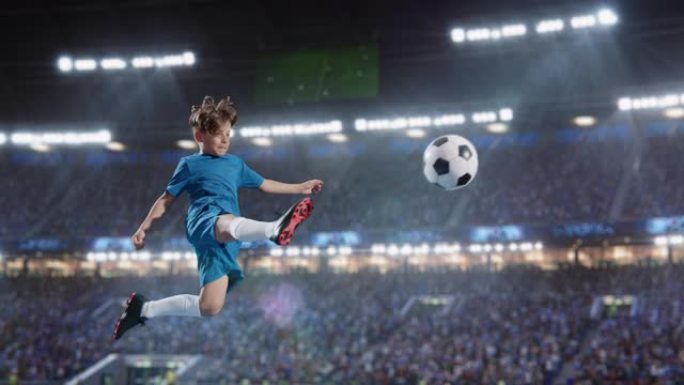 竞技儿童足球运动员在体育场空中跳跃和踢球的审美镜头，人群欢呼。超级慢动作捕捉到了一个在少年世界锦标赛
