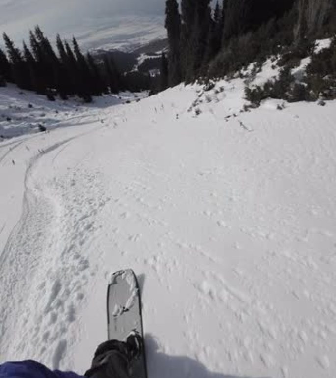 POV第一人称视角，在中亚山峰上的粉末雪上滑雪