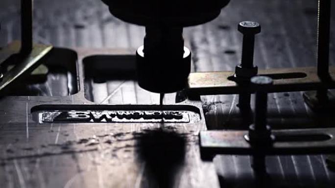 在工厂创建床垫的主体，以慢动作在机器上切出一块铝
