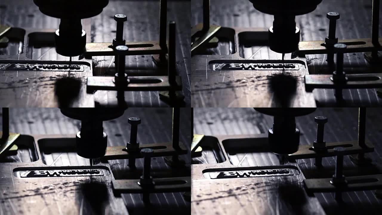 在工厂创建床垫的主体，以慢动作在机器上切出一块铝