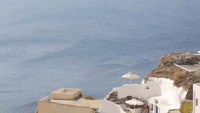 朦胧的海景转移到希腊度假胜地悬崖上建造的住宅