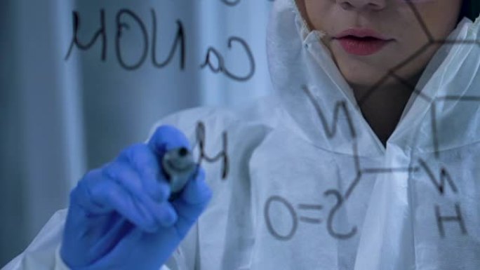 毒理学后，女化学家在玻璃板上写下结构式