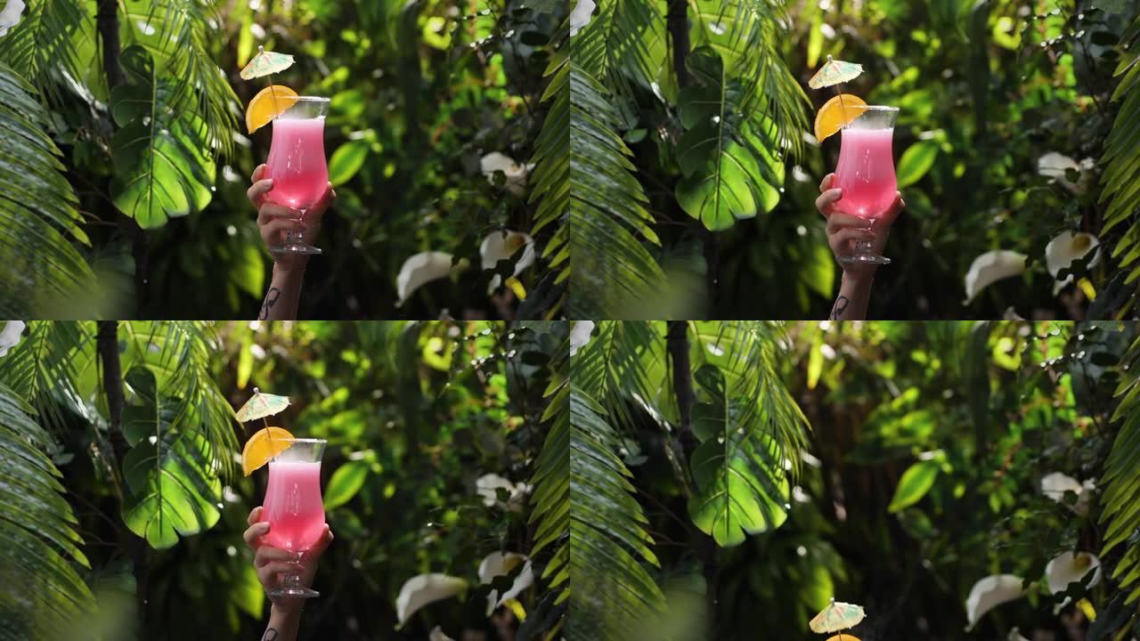 异国丛林中的热带粉红色鸡尾酒