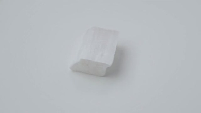 亚硒酸石。亚硒酸盐愈合块，天然石膏的形态变化