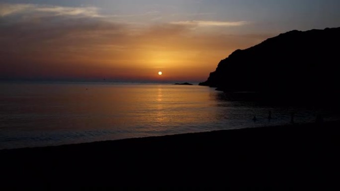 意大利撒丁岛雄伟的海洋: 迷人的日落
