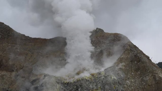 一座活火山爆发蒸汽
