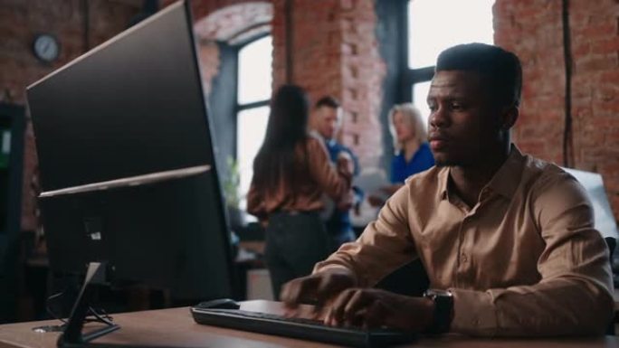 年轻的黑人在IT公司担任技术支持专家，非洲上班族肖像