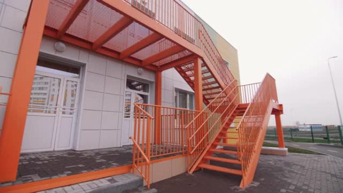 城市幼儿园大楼安全金属应急楼梯