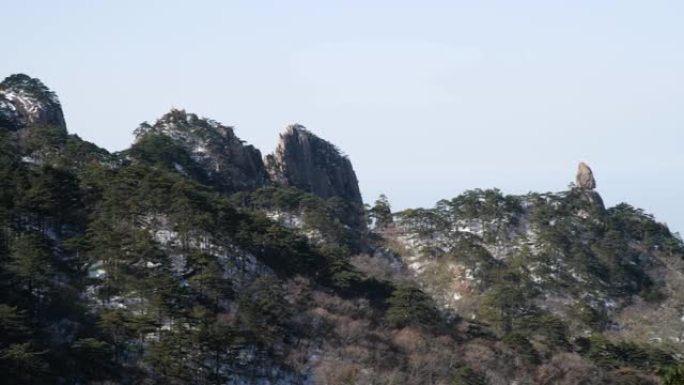 冬季黄山的奇异岩石