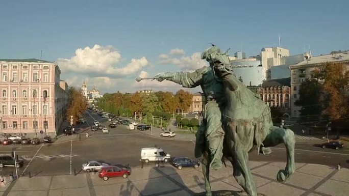 骑马的人雕像，城市建筑，地标天线