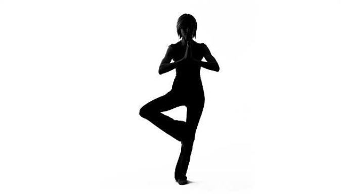 年轻女子影子练习瑜伽，树姿势锻炼，灵魂和身体和谐