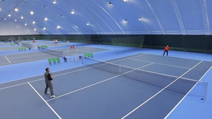 人们在网球场打网球-从飞行无人机上观看