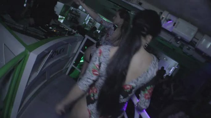 两个go-go女孩在夜总会跳舞，为公众加油