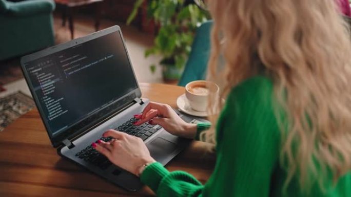 年轻的女性数据科学家正在咖啡馆远程工作，手和笔记本电脑的特写视图