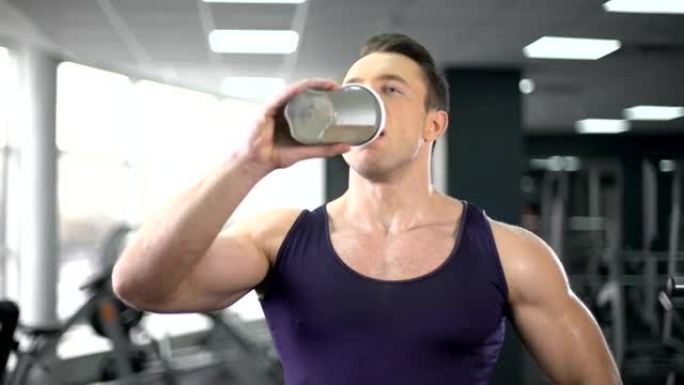 肌肉发达的人在锻炼后喝蛋白质奶昔，健康饮食，健美