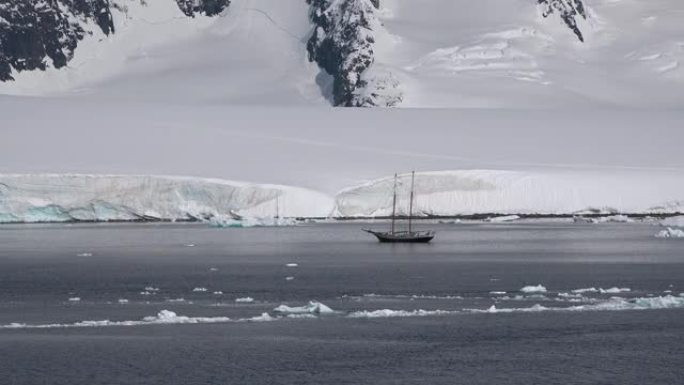 海洋。五颜六色的海洋水域。拥有雪山和岩石的海洋景观。气候变化