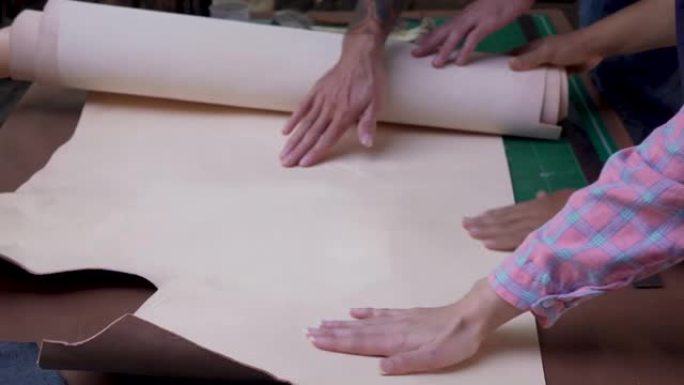 4K，关闭三名手工制作的皮革工匠用手摩擦牛皮，用食指在牛皮上戳其他技术人员看有缺陷的地方，同意选择哪