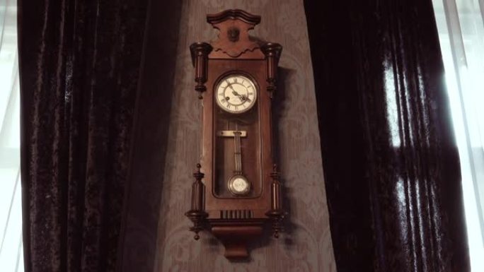 带钟摆的古董挂钟。