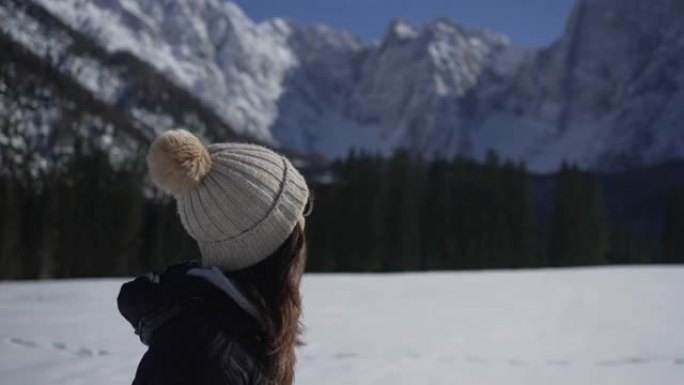 一位年轻女子欣赏雪山美景的特写镜头
