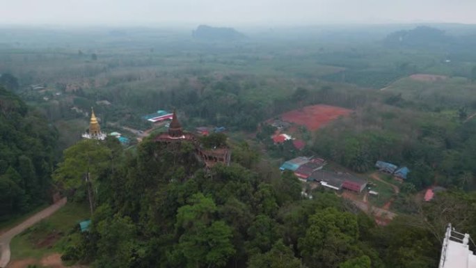 泰国丛林山上佛教寺庙的鸟瞰图