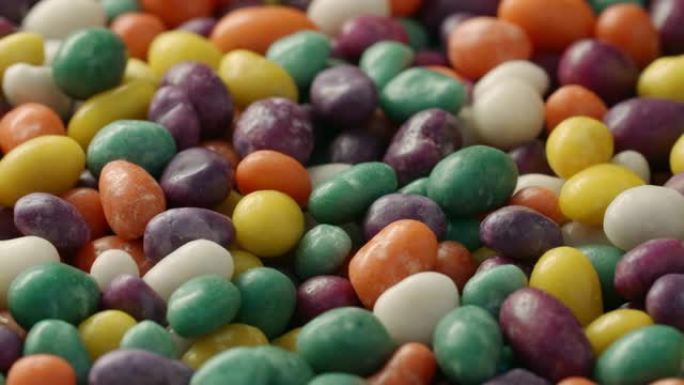 许多多色釉的圆形耐嚼糖果。五彩球糖衣