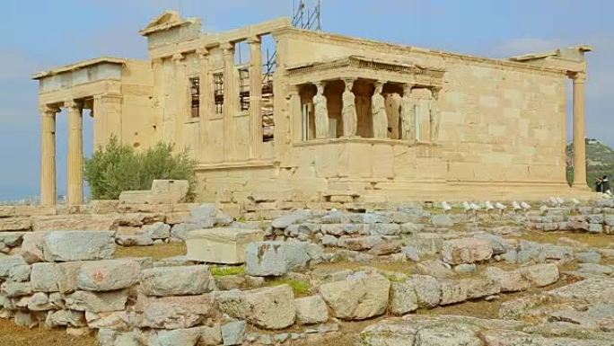 带有大理石柱子的古希腊神庙的垂直全景照片