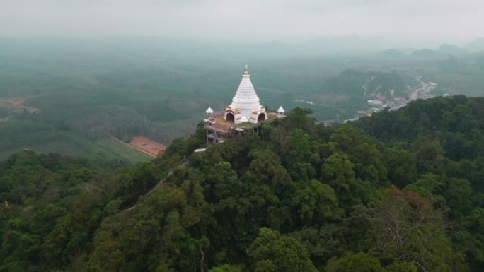 泰国丛林山上佛教寺庙的鸟瞰图