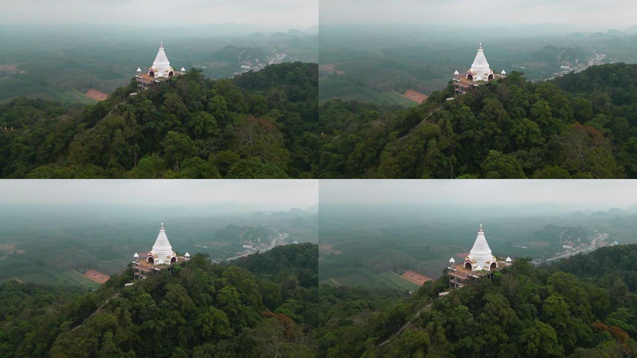 泰国丛林山上佛教寺庙的鸟瞰图
