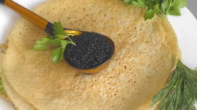 黑鱼子酱煎饼，为Maslenitsa烹制
