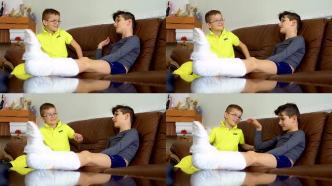 断腿和手的两个兄弟坐在家里的沙发上聊天