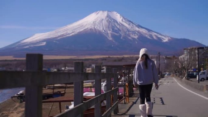 妇女在山中湖旅行散心