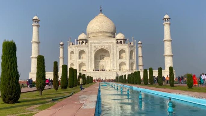 印度北方邦阿格拉-12.15.2022: 印度阿格拉泰姬陵。游客参观一个受欢迎的旅游景点。