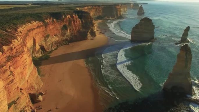 坎贝尔港国家公园日落时惊人的十二使徒，鸟瞰图-澳大利亚