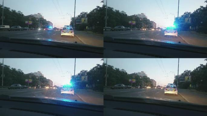 停放的警车，蓝色车顶灯旋转，紧急情况，城市