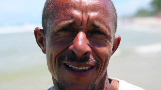海滩上一个拉丁成年男子的肖像
