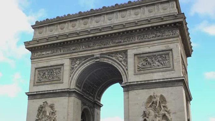 蓝色天空背景下的法国国家标志凯旋门，缩小