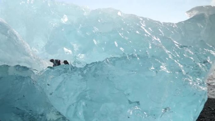 冰岛的钻石海滩。一座巨大融化冰山的特写镜头。