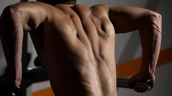 强壮的男性锻炼胸肌和三头肌，并有浸入。特写，身体的解脱