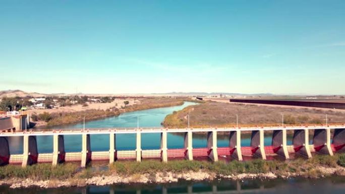 边境墙，科罗拉多引水大坝在亚利桑那州尤马和阿尔戈多内斯之间的国际屏障的河流排水，下加利福尼亚，墨西哥