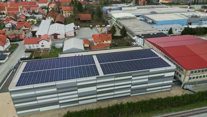 带有太阳能电池板或太阳能电池的屋顶的鸟瞰图。发电厂，可再生能源。电力生态技术。