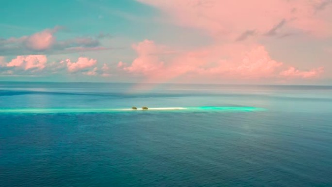 鸟瞰沙洲和蓝色的大海。马尔代夫沙洲在印度洋，白色的沙滩海岸水晶蔚蓝的颜色水，热带度假的完美去处。