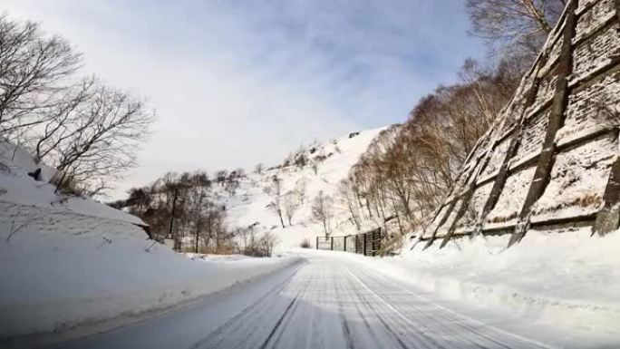 在雪山路上行驶行驶车窗外汽车第一视角