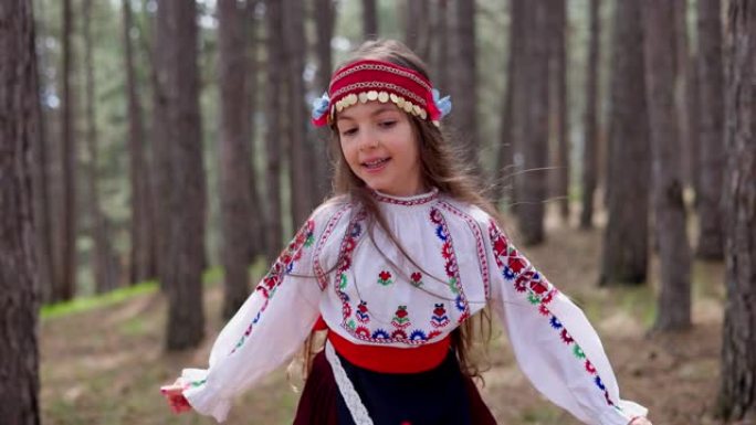 保加利亚女孩在传统民俗服装跑在森林在山，4k慢动作视频。保加利亚自然与人。