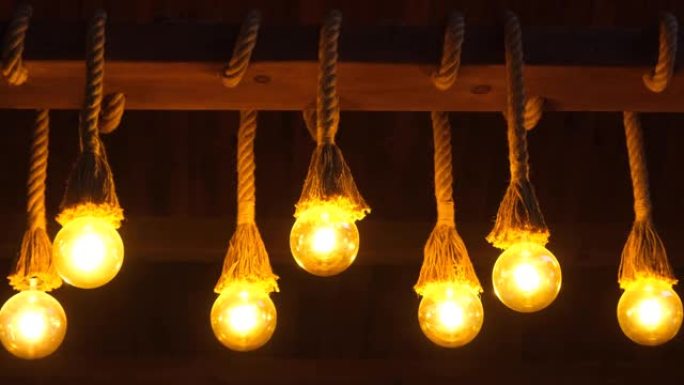 复古设计灯泡设计在木头上