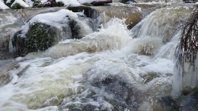 春天解冻。冰雪融化的春季水急流。